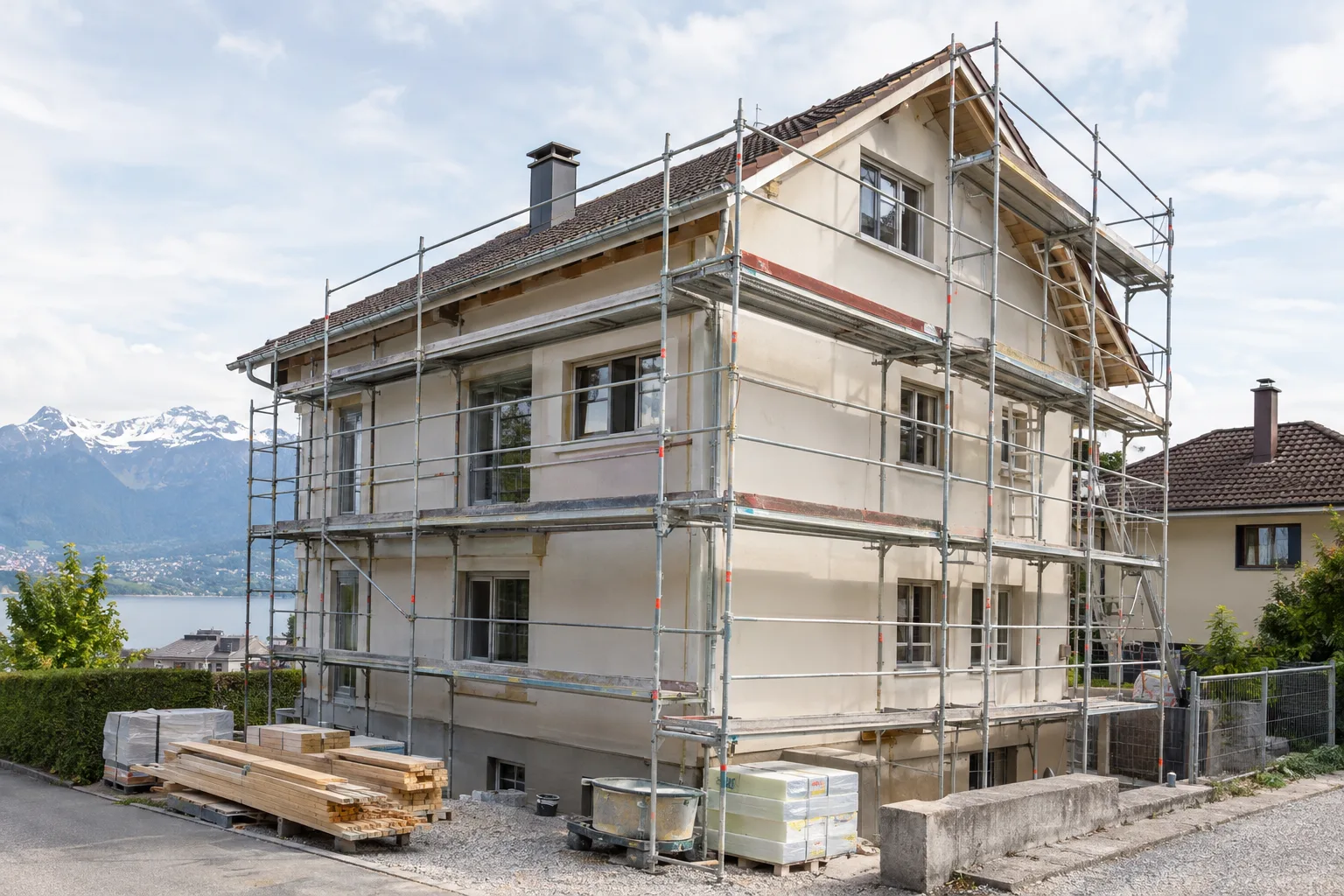 Liegenschaft mit Gerüst während der Sanierung